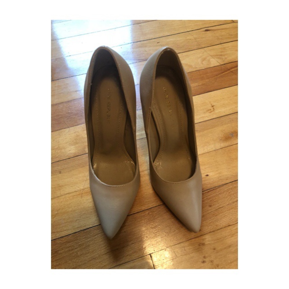 Classic nude pump